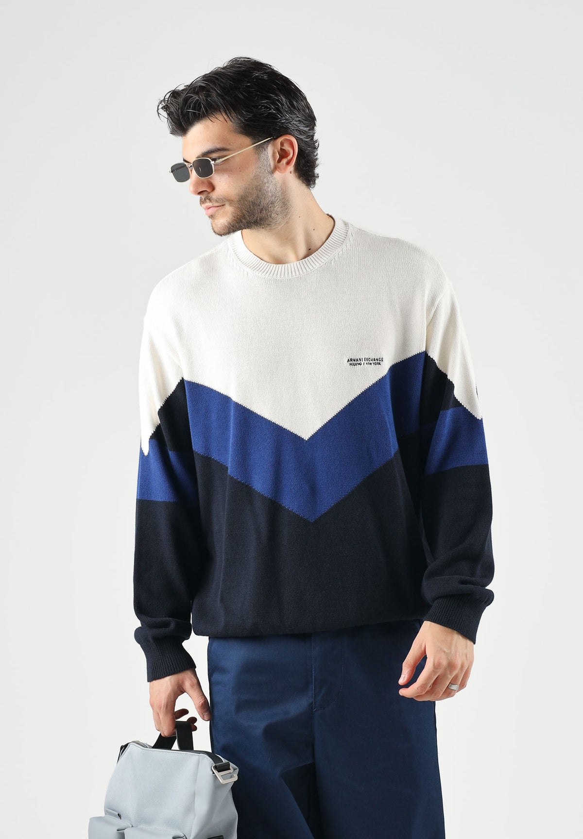 ARMANI EXCHANGE Maglioncino girocollo multicolor da uomo con inserti geometrici a contrasto sul petto. XM003561AF18754 M0413 ARMANI EXCHANGE 