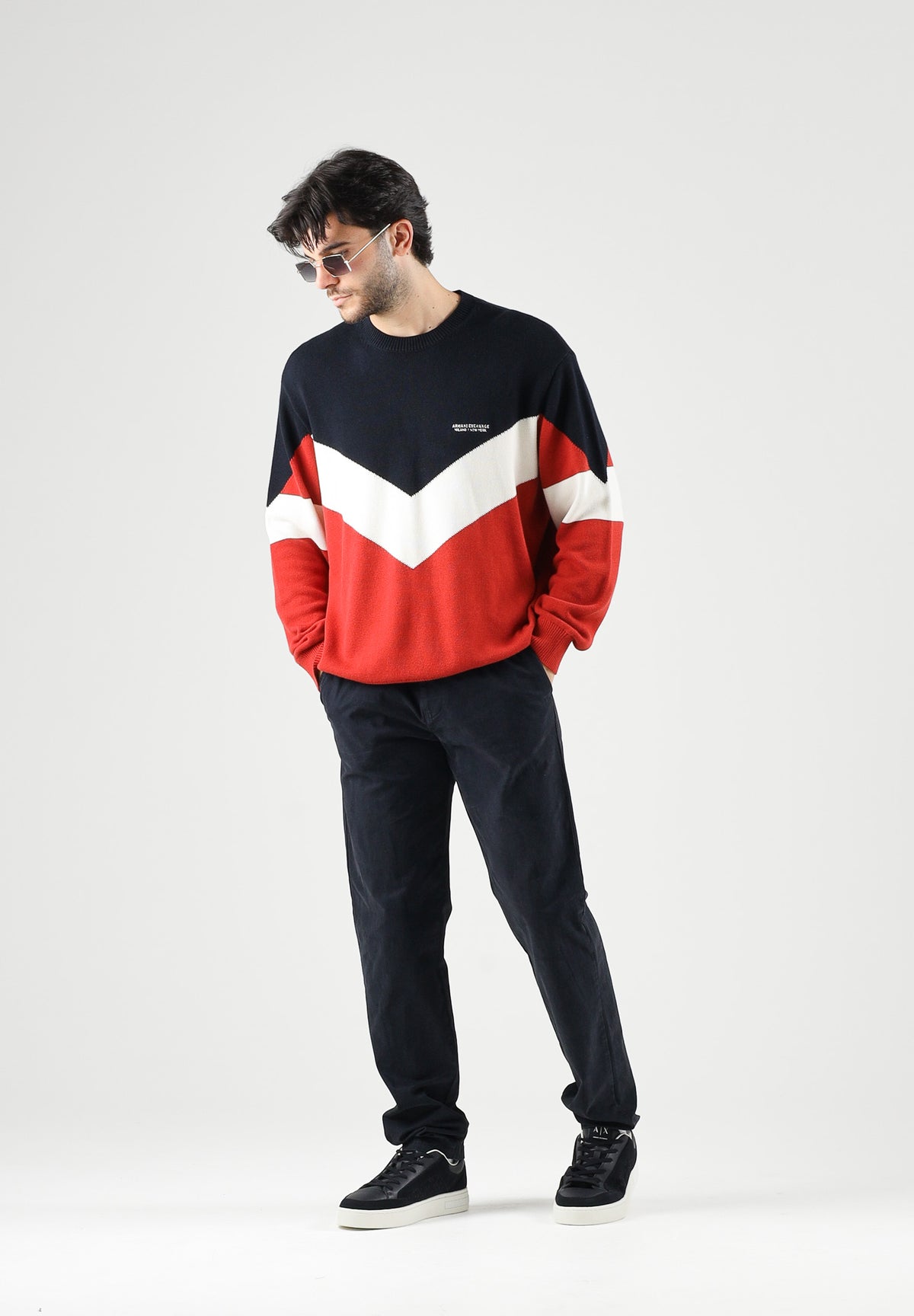 ARMANI EXCHANGE Maglione COLORBLOCK girocollo deep navy per uomo con motivo geometrico a chevron. XM003561AF18754 MB788 ARMANI EXCHANGE 