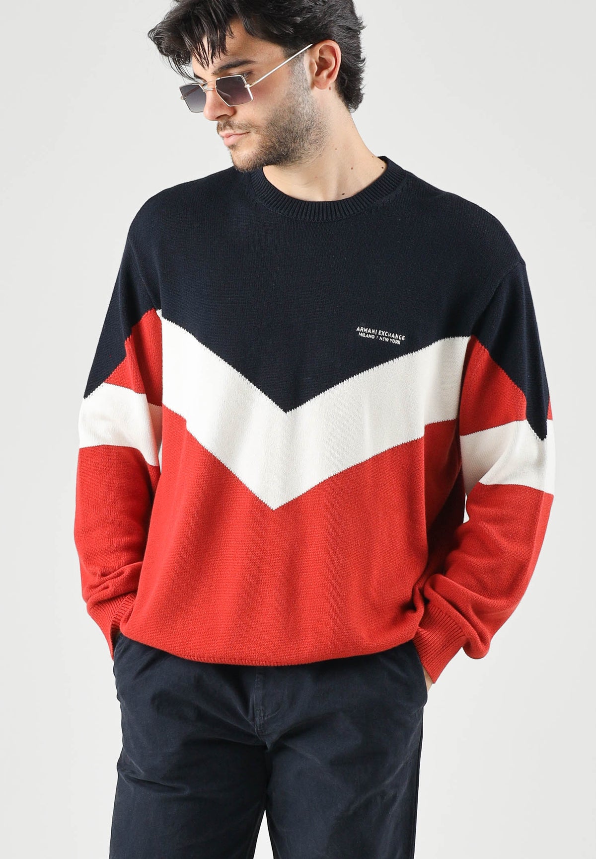 ARMANI EXCHANGE Maglione COLORBLOCK girocollo deep navy per uomo con motivo geometrico a chevron. XM003561AF18754 MB788 ARMANI EXCHANGE 