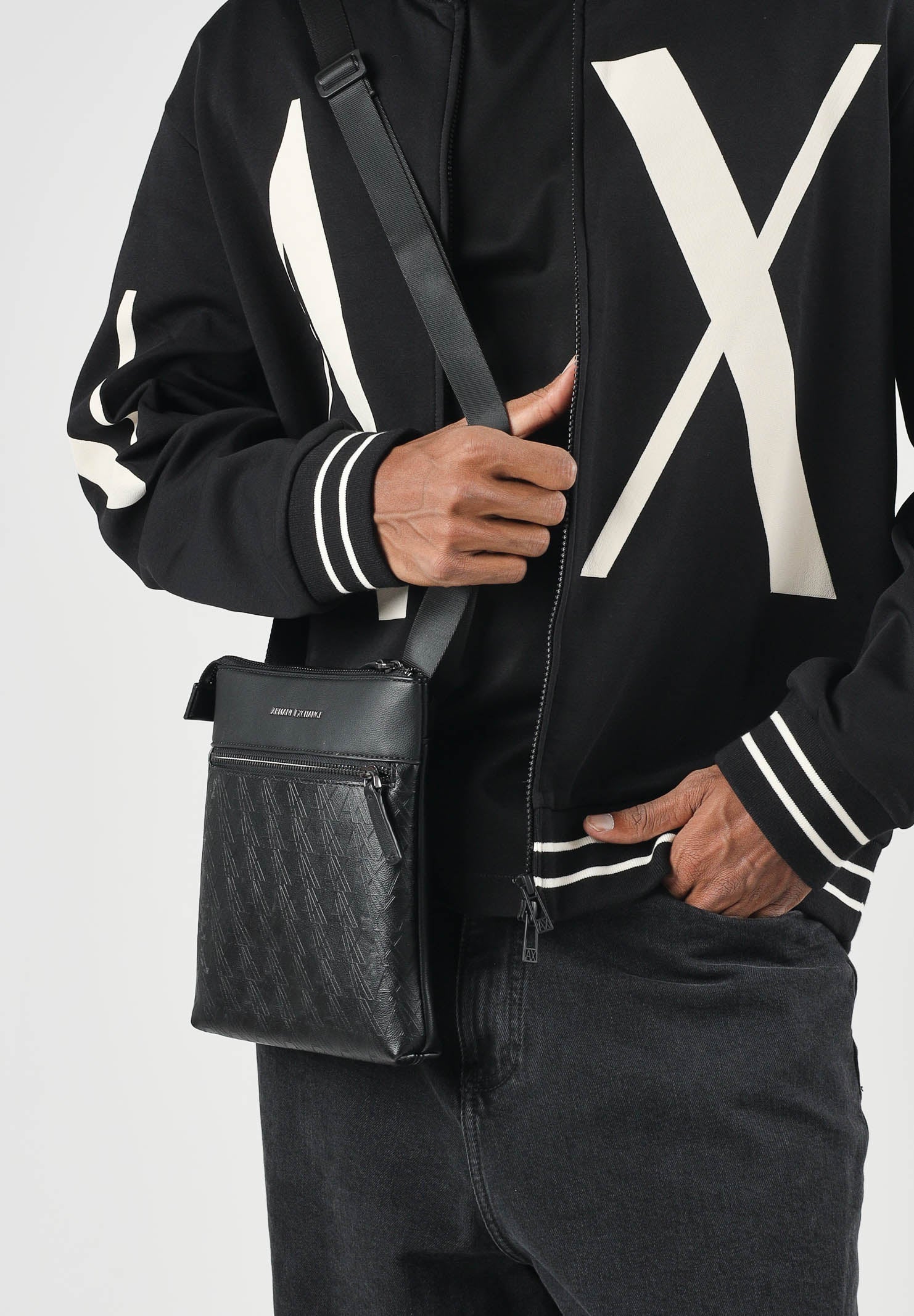 ARMANI EXCHANGE Tracolla nera da uomo con fantasia monogram e tracolla regolabile XM003582AF26662 UC001 ARMANI EXCHANGE 