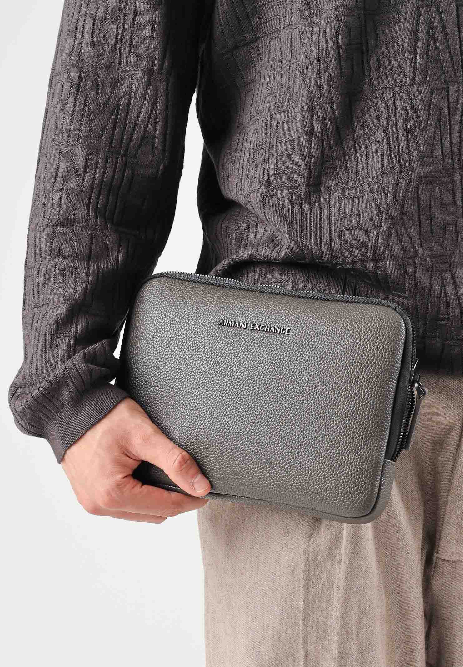ARMANI EXCHANGE Pochette a mano falcon- marrone da uomo con texture granulata e cinturino da polso removibile. XM003587AF26663 U6125 ARMANI EXCHANGE 