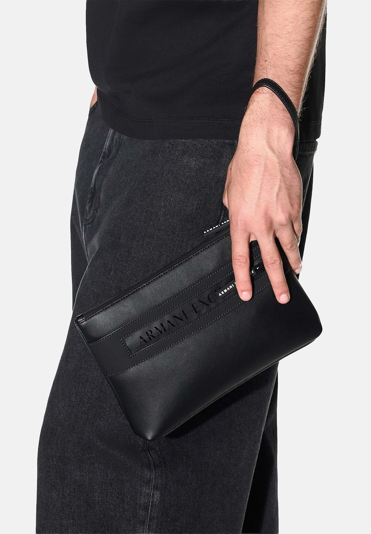 ARMANI EXCHANGE Pochette nera da uomo con zip perimetrale e laccetto da polso. XM003595AF26679 MC043 ARMANI EXCHANGE 