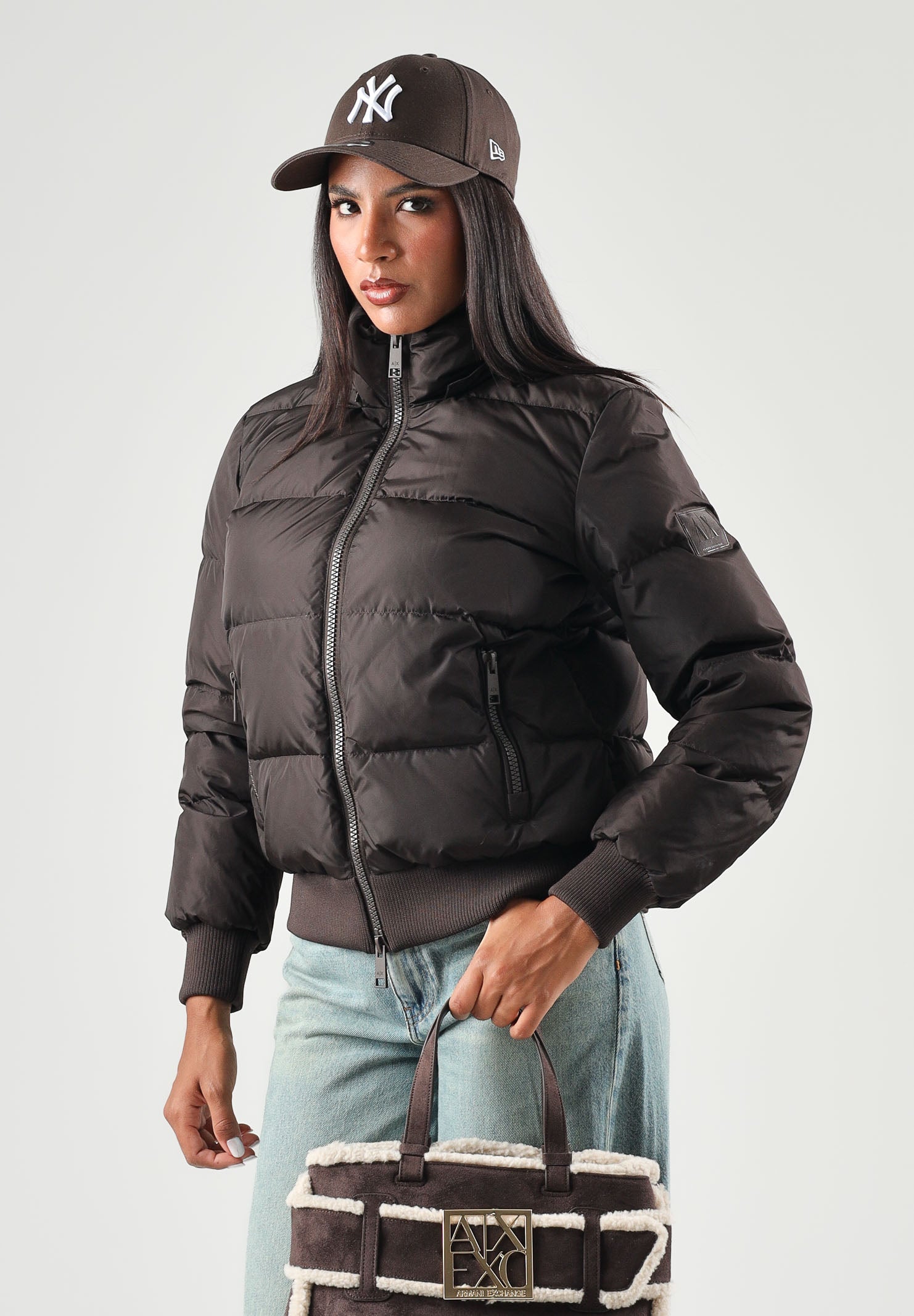 ARMANI EXCHANGE Piumino marrone da donna con cappuccio imbottito e chiusura frontale con zip. XW000228AF12286 U6032 ARMANI EXCHANGE 