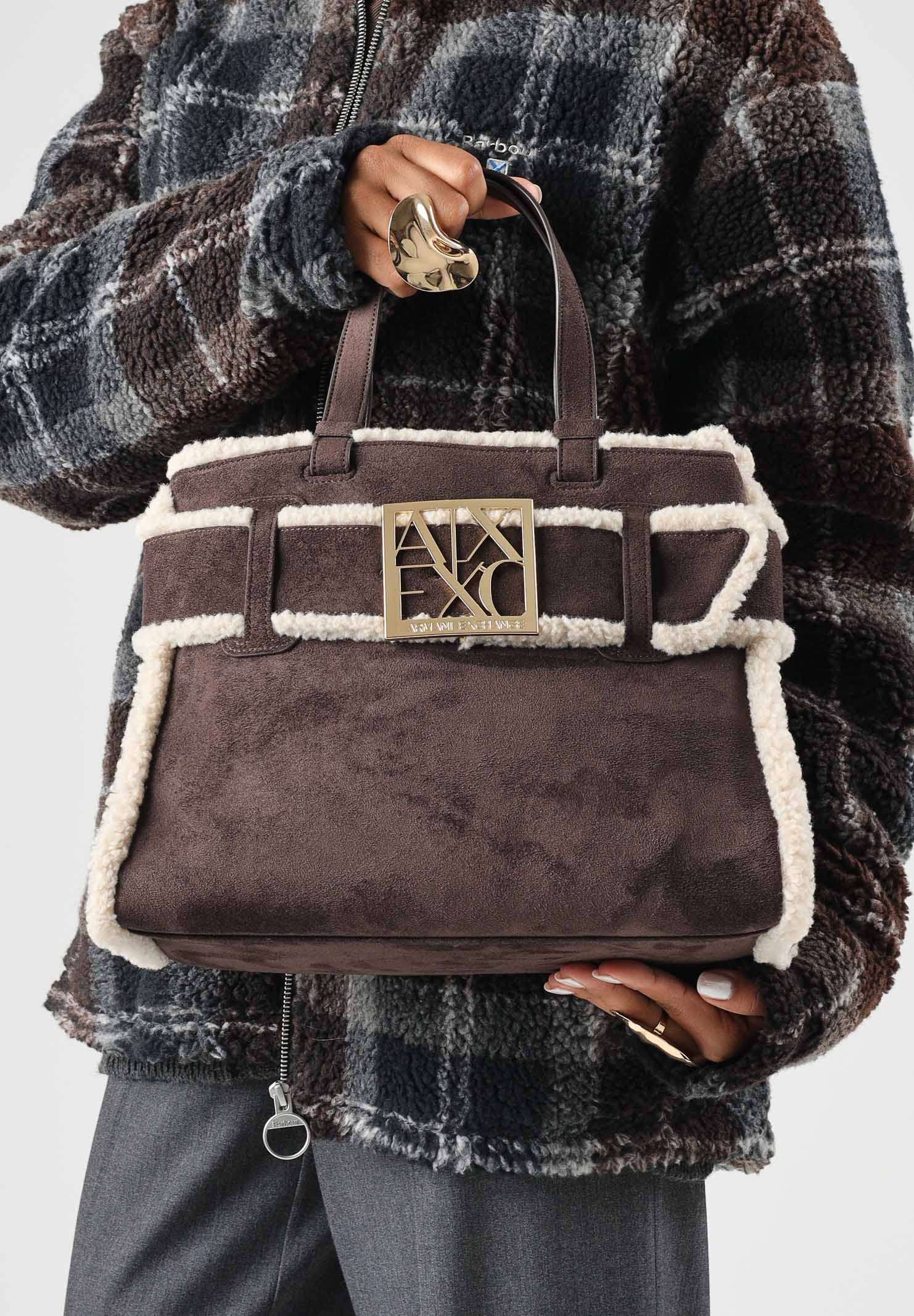 ARMANI EXCHANGE Borsa tote bag marrone per donna con profili in ecopelliccia e maxi logo frontale. XW000285AF26995 M6027 ARMANI EXCHANGE 