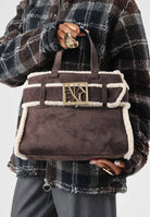 ARMANI EXCHANGE Borsa tote bag marrone per donna con profili in ecopelliccia e maxi logo frontale. XW000285AF26995 M6027 ARMANI EXCHANGE 