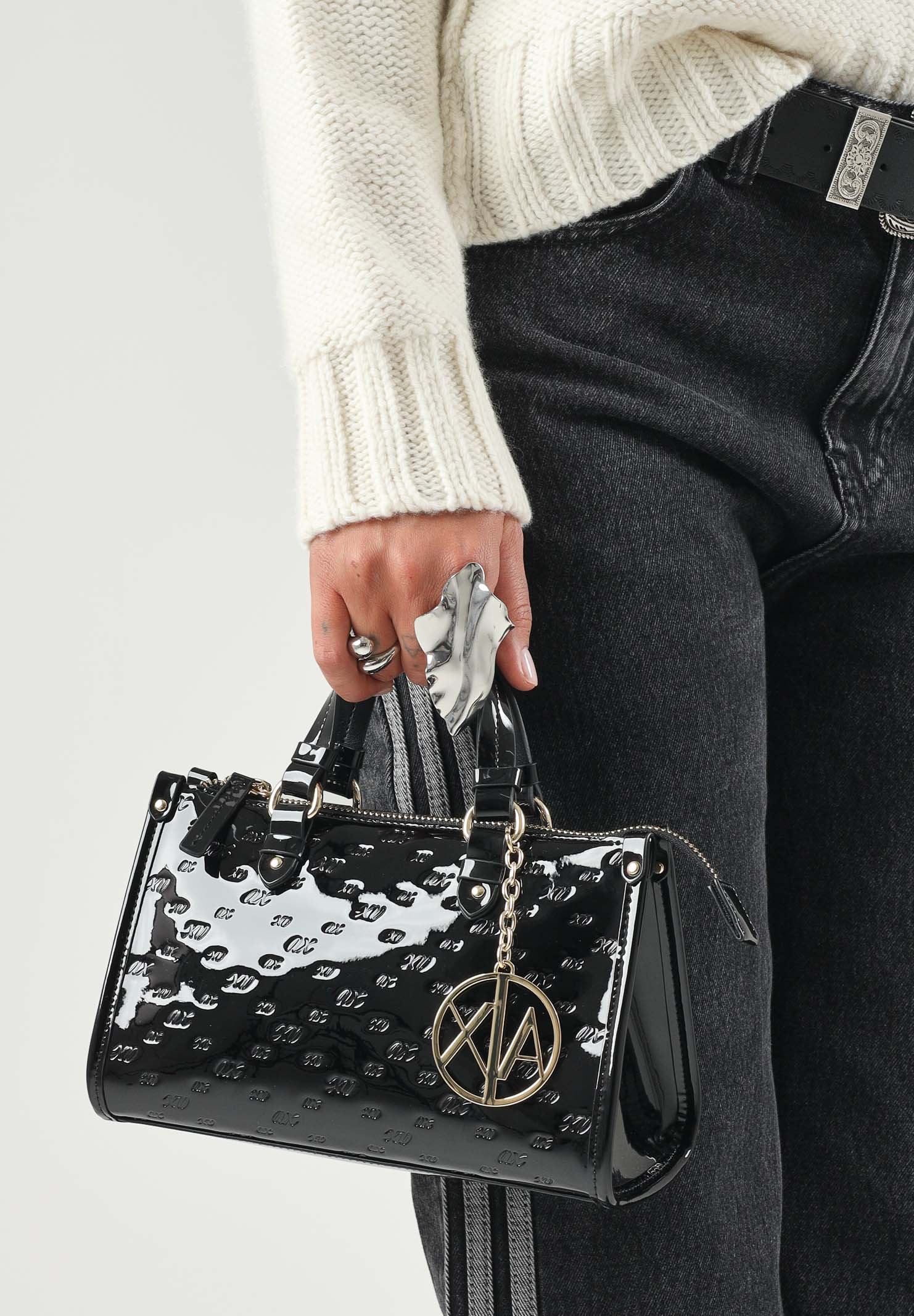 ARMANI EXCHANGE Borsa a mano nera da donna con stampa logo all-over e charm circolare dorato XW000928AF26968 UC001 ARMANI EXCHANGE 