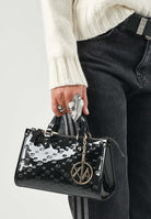 ARMANI EXCHANGE Borsa a mano nera da donna con stampa logo all-over e charm circolare dorato XW000928AF26968 UC001 ARMANI EXCHANGE 