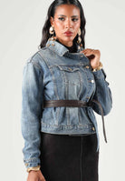 ARMANI EXCHANGE Giubbotto di jeans light blue denim per donna con cintura in ecopelle e chiusura con bottoni. XW002531AF25766 MB001 ARMANI EXCHANGE 