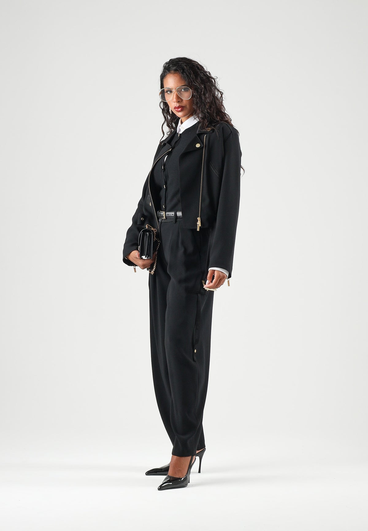 ARMANI EXCHANGE Giubbotto di jeans nero per donna con chiusura zip asimmetrica e cintura sul fondo. XW003135AF16151 UC001 ARMANI EXCHANGE 