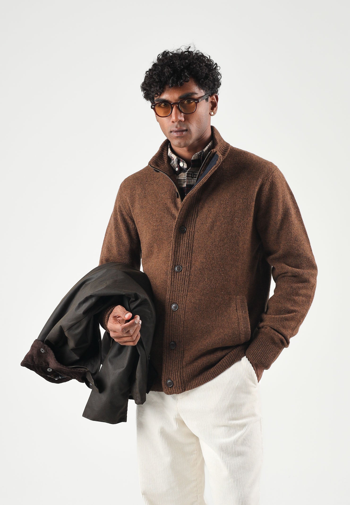 BARBOUR Cardigan ESSENTIAL PATCH marrone caldo con collo alto, chiusura frontale con zip coperta da bottoni e toppe sui gomiti per uomo e donna 262MMKN0731 OR51 BARBOUR 