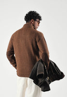 BARBOUR Cardigan ESSENTIAL PATCH marrone caldo con collo alto, chiusura frontale con zip coperta da bottoni e toppe sui gomiti per uomo e donna 262MMKN0731 OR51 BARBOUR 