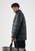 BARBOUR Piumino grigio scuro antracite da uomo con collo alto protettivo e trapuntatura orizzontale 262MMQU1908 TN11 BARBOUR 