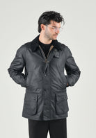 BARBOUR Giubbotto ASHBY WAX JACKET navy-blu per uomo con colletto in velluto blu scuro e tasche frontali con pattina. 262MMWX0339 NY92 BARBOUR 