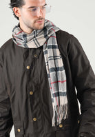 BARBOUR Sciarpa YAXLEY beige per uomo e donna con fondo chiaro a contrasto e nappe arrotolate. 262MUSC0324 TN31 BARBOUR 