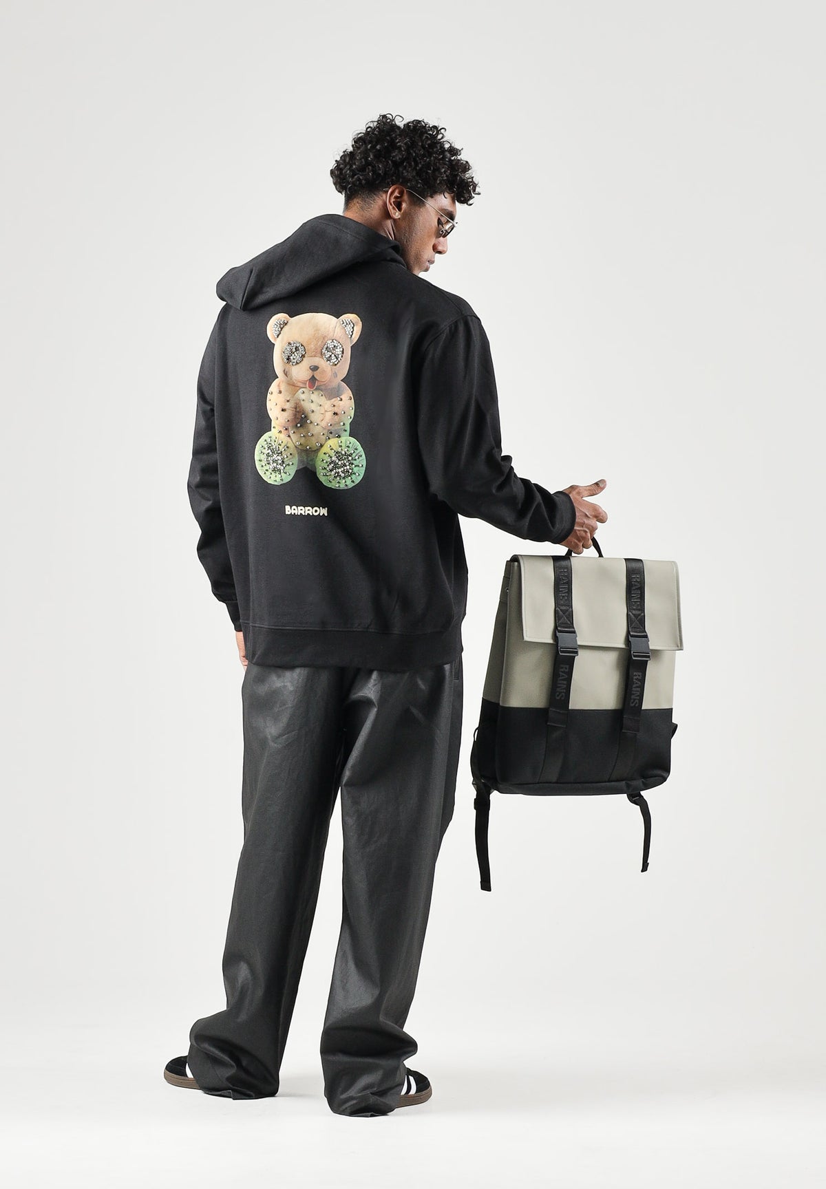 BARROW Felpa con cappuccio Black nera per uomo e donna, con mini logo sul petto e maxi stampa Teddy Bear sul retro.<BR/> F6BWUAHS045 110 BARROW 