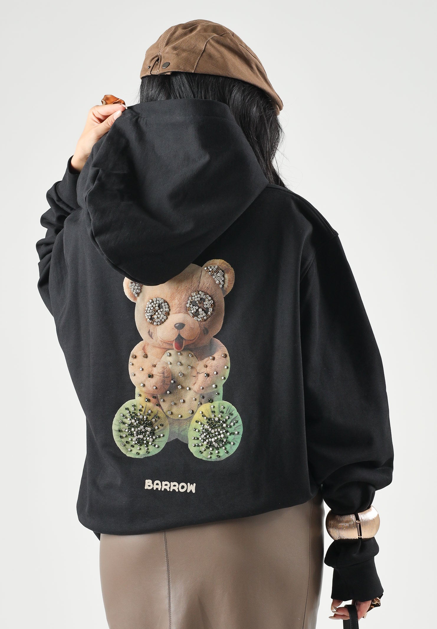 BARROW Felpa con cappuccio Black nera per uomo e donna, con mini logo sul petto e maxi stampa Teddy Bear sul retro.<BR/> F6BWUAHS045 110 BARROW 