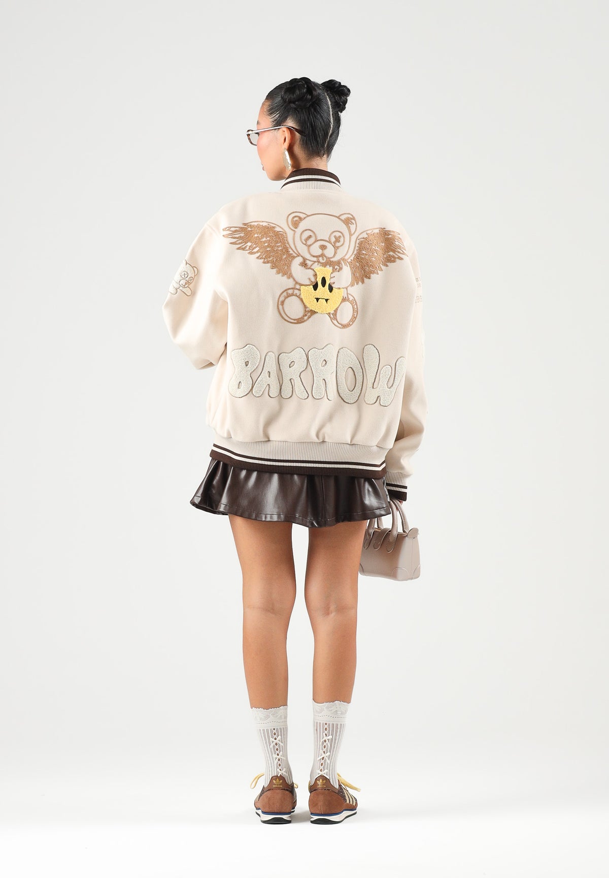 BARROW Bomber college COLLEGE JACKET Cocco Coconut beige per uomo e donna, con bottoni a pressione, ricami e bordi a costine rigate. F6BWUAJK079 412 BARROW 