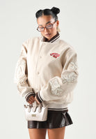 BARROW Bomber college COLLEGE JACKET Cocco Coconut beige per uomo e donna, con bottoni a pressione, ricami e bordi a costine rigate. F6BWUAJK079 412 BARROW 