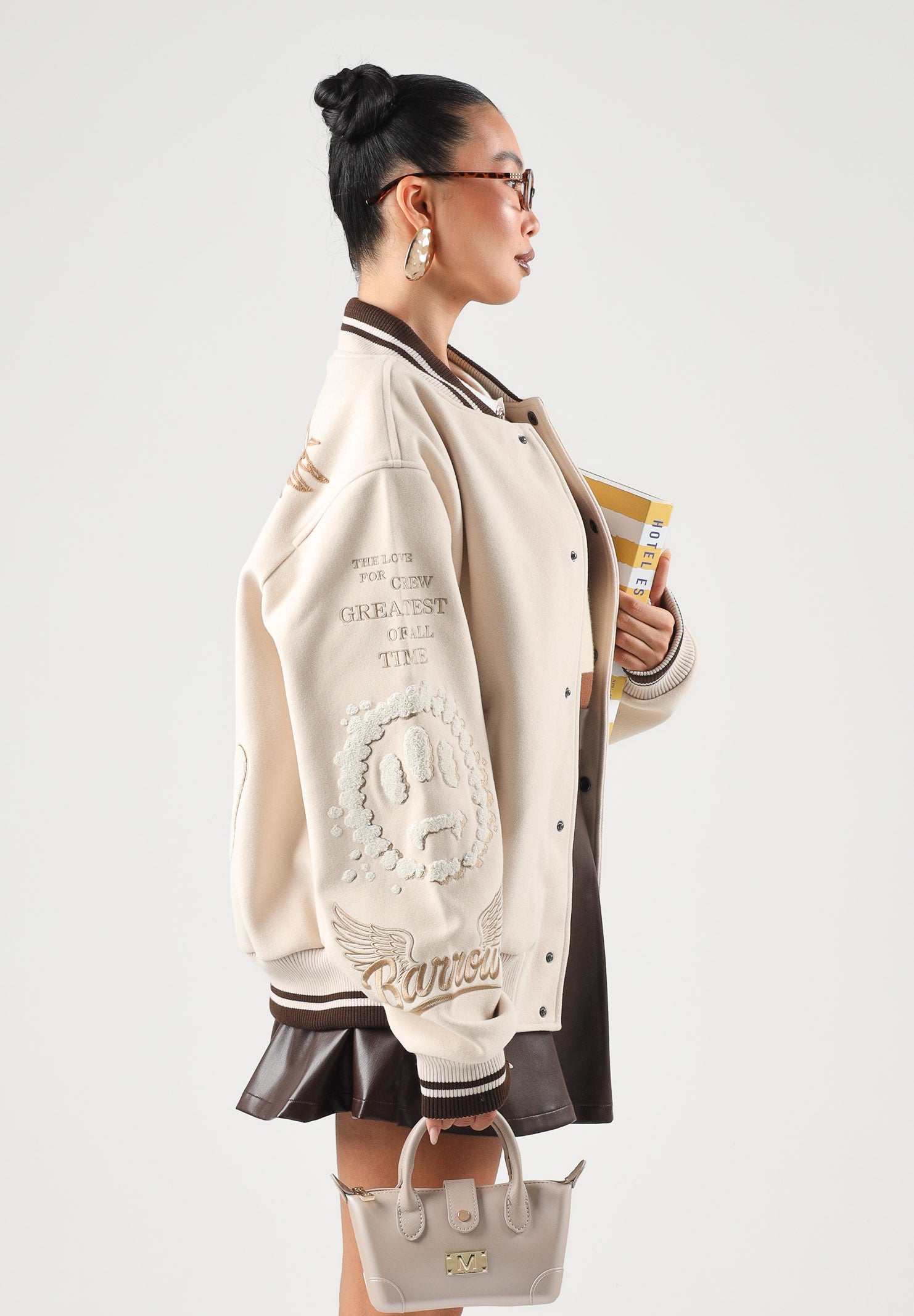 BARROW Bomber college COLLEGE JACKET Cocco Coconut beige per uomo e donna, con bottoni a pressione, ricami e bordi a costine rigate. F6BWUAJK079 412 BARROW 