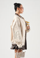BARROW Bomber college COLLEGE JACKET Cocco Coconut beige per uomo e donna, con bottoni a pressione, ricami e bordi a costine rigate. F6BWUAJK079 412 BARROW 
