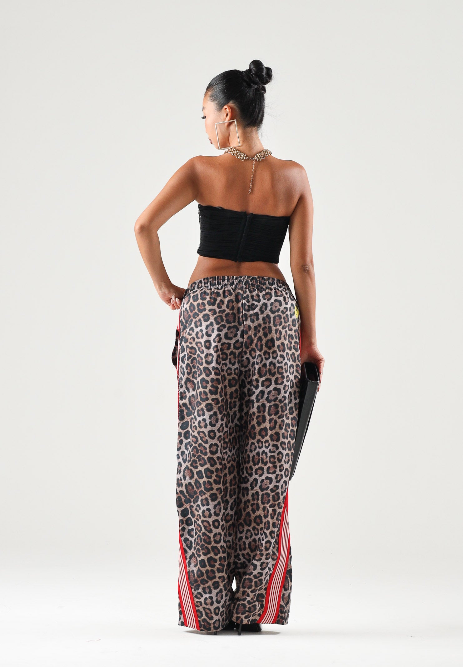 BARROW Pantaloni marrone per uomo e donna con stampa animalier leopardo e bande laterali a contrasto F6BWUAPA089 220 BARROW 