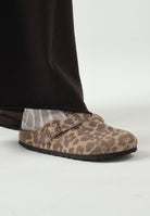 BIRKENSTOCK Sabot BOSTON beige e marrone da donna con fantasia leopardata e cinturino regolabile.<BR/> 1033324 . BIRKENSTOCK 