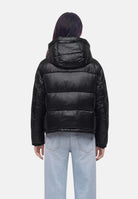 BLAUER Piumino corto GLORIA Nero interno Beige nero da donna, in nylon micro-rip idrorepellente con imbottitura sintetica Sorona® Aura, cappuccio removibile, trapuntatura orizzontale, chiusura frontale con zip e fodera beige a contrasto. 26WBLDC02071-006648 999EI BLAUER 