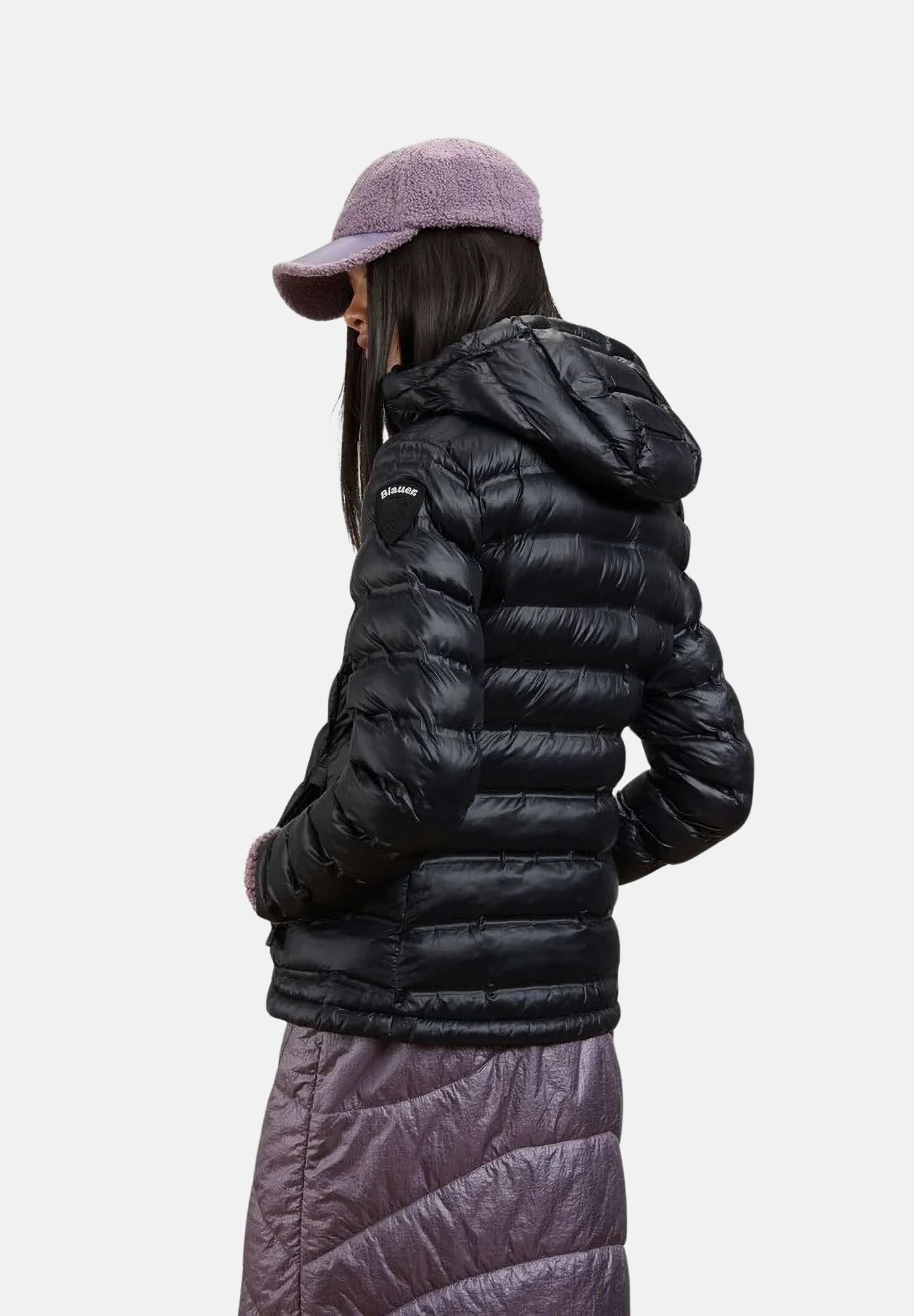 BLAUER Piumino corto ELLIS Nero / Grigio Nebbia nero da donna, in nylon con imbottitura sintetica Repreve®, cappuccio fisso regolabile, trapuntatura orizzontale, chiusura frontale con zip e fodera grigia a contrasto. 26WBLDC02221-007284 999EB BLAUER 