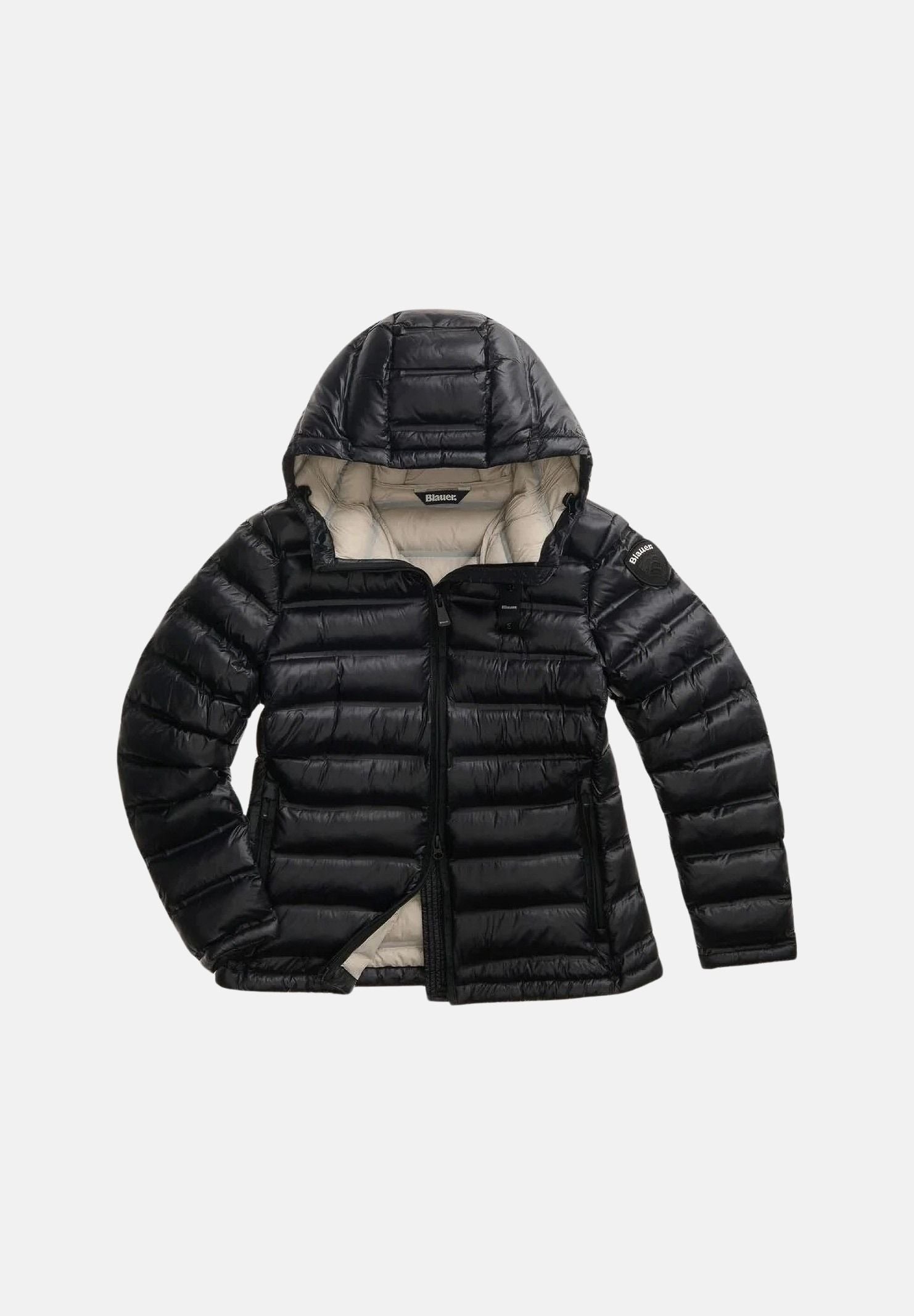 BLAUER Piumino corto ELLIS Nero / Grigio Nebbia nero da donna, in nylon con imbottitura sintetica Repreve®, cappuccio fisso regolabile, trapuntatura orizzontale, chiusura frontale con zip e fodera grigia a contrasto. 26WBLDC02221-007284 999EB BLAUER 
