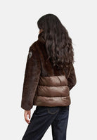 BLAUER Giubbotto FANEVIL Brown marrone cioccolato scuro da donna con inserti in ecopelliccia sintetica, nylon lucido trapuntato, imbottitura termica Sorona® Aura, cappuccio fisso, zip frontale bidirezionale, tasche laterali con zip e fondo regolabil 26WBLDC02304-007685 30B BLAUER 
