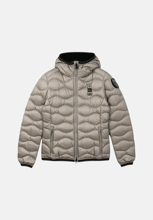 BLAUER Piumino corto CAMELIA Grigio Nebbia grigio chiaro da donna, in nylon lucido con imbottitura in vera piuma d'anatra, trapuntatura a onde orizzontali, cappuccio fisso e chiusura frontale con zip. 26WBLDC03033-006047 915GR BLAUER 