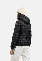 BLAUER Piumino CAMELIA nero con interno beige chiaro da donna in nylon lucido con imbottitura naturale in piuma d'anatra, cappuccio fisso, chiusura frontale con zip integrale nascosta, trapuntatura orizzontale a onde, tasche laterali con zip e dettag 26WBLDC03033-006047 999EI BLAUER 