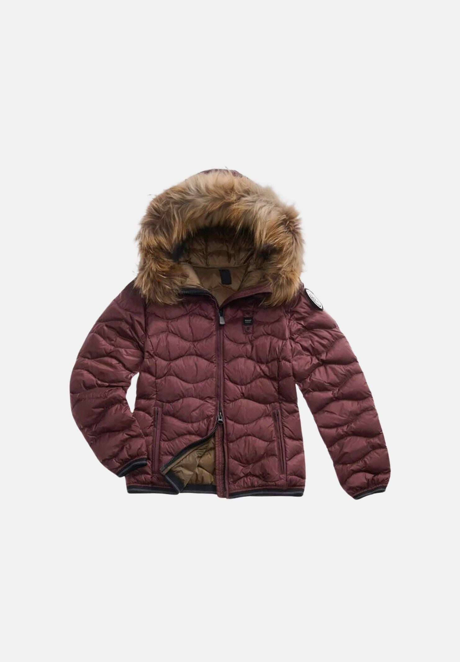 BLAUER Piumino corto ALDIE Marrone Mogano marrone bordeaux da donna, in nylon lucido con imbottitura in vera piuma d'anatra, cappuccio fisso con bordo in vera pelliccia naturale removibile, trapuntatura a onde orizzontali e chiusura frontale con zip. 26WBLDC03034-006047 592LT BLAUER 