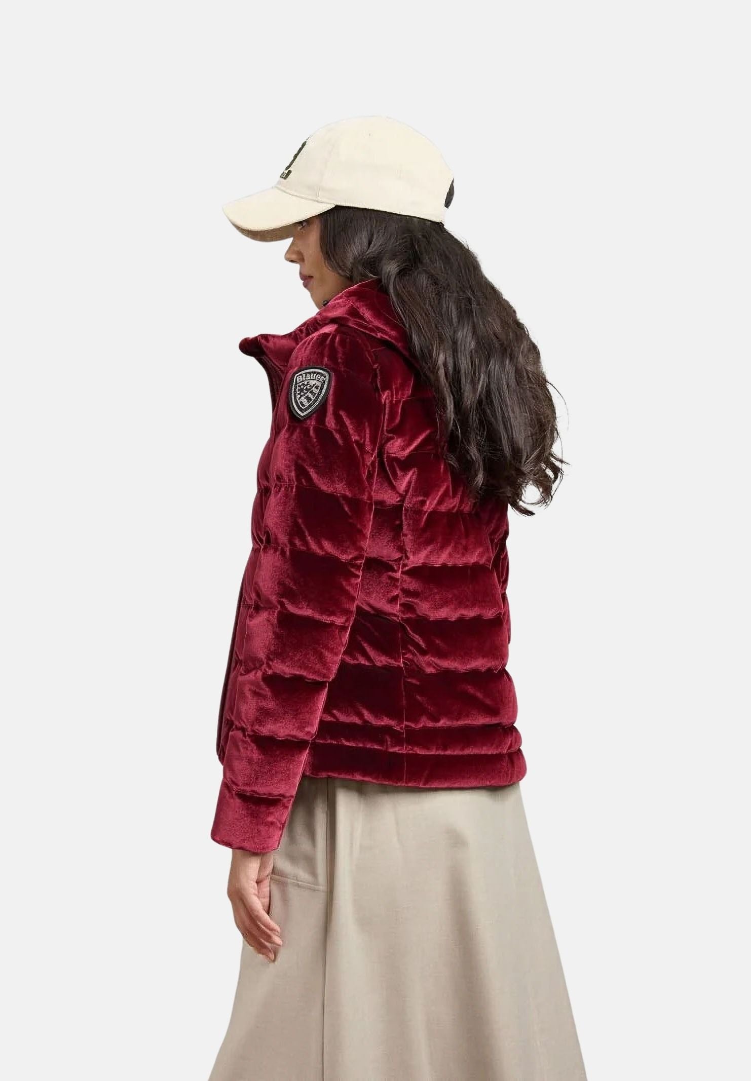 BLAUER Piumino VELLY Brown Mahogany marrone mogano con sfumature bordeaux da donna in velluto lucido iridescente, con imbottitura naturale in piuma d'anatra, cappuccio fisso, zip frontale integrale, trapuntatura orizzontale e tasche laterali con zip. 26WBLDC03363-007696 592 BLAUER 