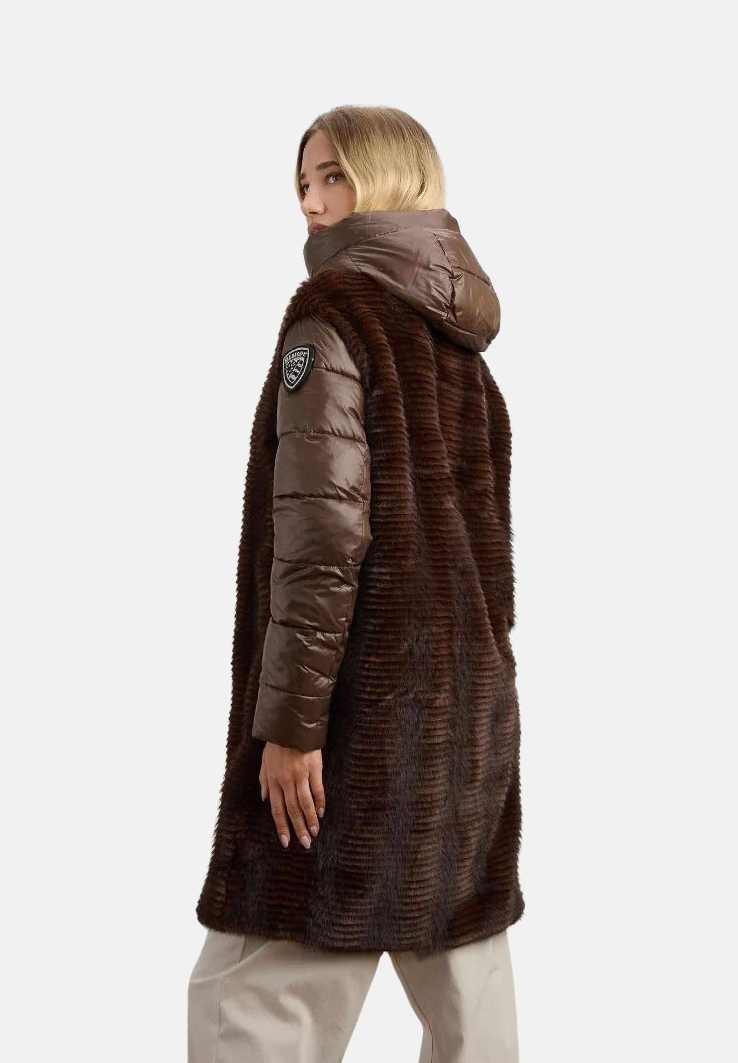 BLAUER Giubbotto cappotto ASPEN Brown marrone scuro da donna, bimaterico in morbida pelliccia ecologica sintetica e nylon lucido trapuntato, con cappuccio fisso, imbottitura Sorona® Aura e chiusura frontale con zip. 26WBLDK01223-007685 30B BLAUER 