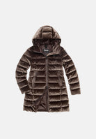 BLAUER Piumino lungo VELLY LONG Brown marrone scuro da donna, in velluto lucido con riflessi iridescenti, imbottitura in vera piuma d'anatra, cappuccio fisso, trapuntatura orizzontale e chiusura frontale con zip. 26WBLDK03364-007696 30B BLAUER 