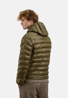 BLAUER Piumino corto CHARLES Dark Olive Inside Mist Grey verde oliva scuro da uomo, in nylon tecnico con imbottitura sintetica Repreve®, cappuccio fisso, trapuntatura orizzontale, chiusura frontale con zip e fodera grigio nebbia a contrasto. 26WBLUC02218-007284 659EB BLAUER 