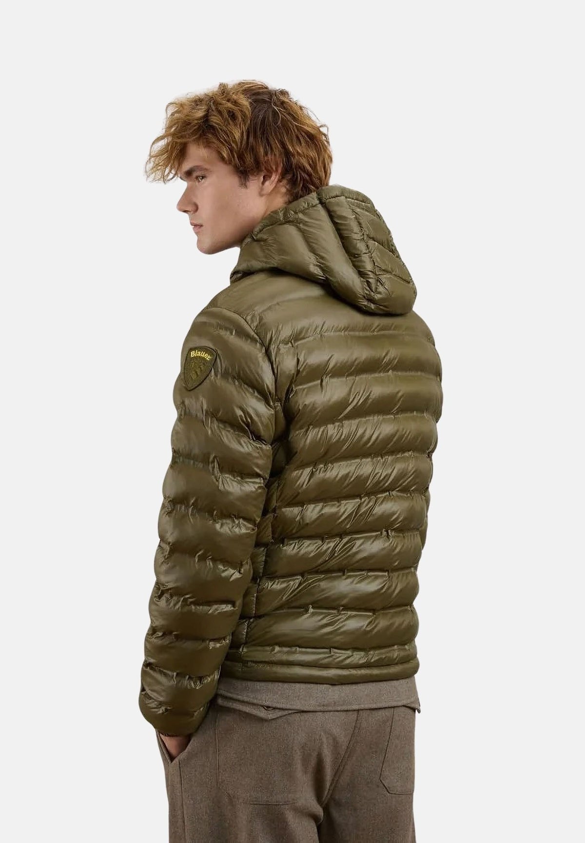 BLAUER Piumino corto CHARLES Dark Olive Inside Mist Grey verde oliva scuro da uomo, in nylon tecnico con imbottitura sintetica Repreve®, cappuccio fisso, trapuntatura orizzontale, chiusura frontale con zip e fodera grigio nebbia a contrasto. 26WBLUC02218-007284 659EB BLAUER 