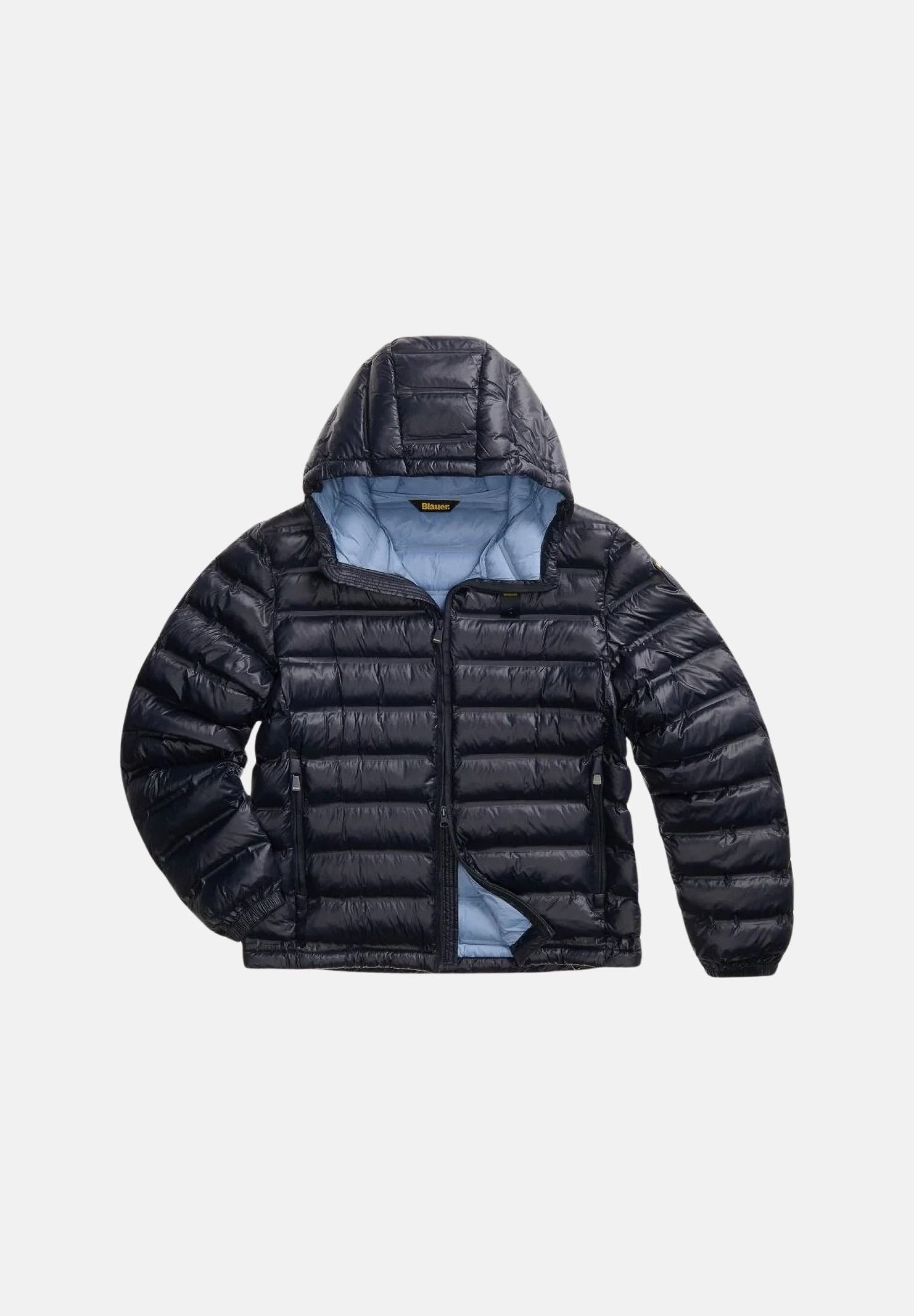 BLAUER Giubbotto CHARLES Blu Int. Blue 80J blu navy scuro con interno azzurro da uomo in tessuto tecnico con imbottitura sintetica Repreve®, cappuccio fisso, zip frontale integrale, cuciture termosaldate orizzontali, tasche laterali con zip e fondo  26WBLUC02218-007284 888UB BLAUER 