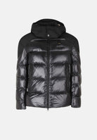 BLAUER Piumino corto KIERNAN Nero interno Beige nero da uomo, in nylon lucido idrorepellente con imbottitura sintetica Sorona® Aura, cappuccio removibile, trapuntatura orizzontale, inserti in taslan e chiusura frontale con zip. 26WBLUC02352-005958 999EI BLAUER 