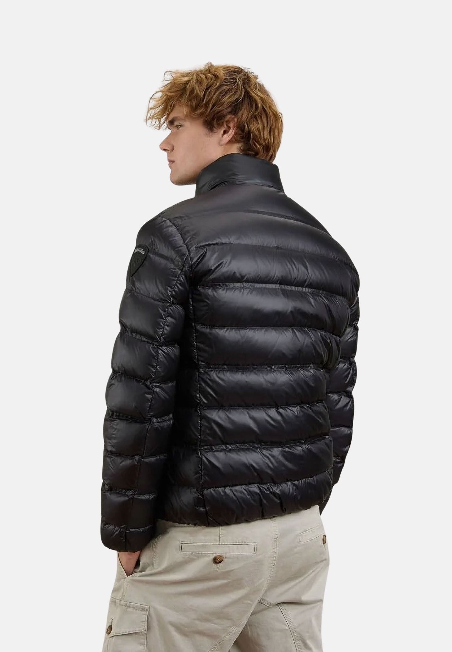BLAUER Piumino corto BELMONT Nero nero da uomo, in nylon lucido con imbottitura in vera piuma d'anatra, collo alla coreana, trapuntatura orizzontale a righe singole e doppie e chiusura frontale con zip. 26WBLUC03047-006719 999 BLAUER 