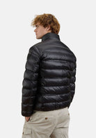 BLAUER Piumino corto BELMONT Nero nero da uomo, in nylon lucido con imbottitura in vera piuma d'anatra, collo alla coreana, trapuntatura orizzontale a righe singole e doppie e chiusura frontale con zip. 26WBLUC03047-006719 999 BLAUER 