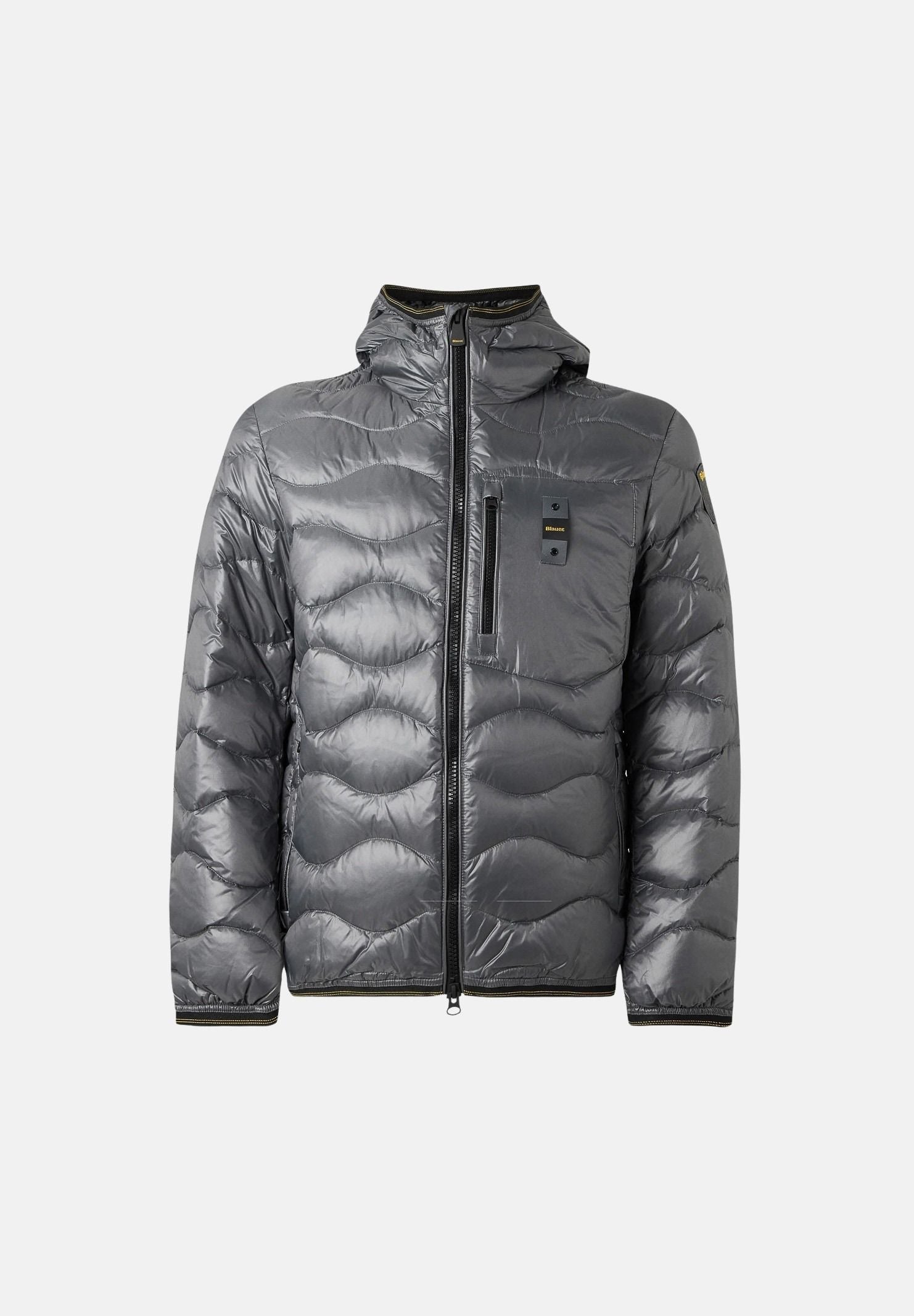 BLAUER Piumino WAVE Grigio con riflessi argento da uomo  cappuccio fisso, zip frontale integrale, trapuntatura orizzontale a onde, tasche laterali con zip e taschino sul petto. 26WBLUC03064-006355 920 BLAUER 