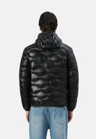 BLAUER Piumino WAVE Nero nero intenso da uomo in nylon lucido micro rip idrorepellente, con imbottitura naturale in piumino d'anatra, cappuccio fisso, zip frontale integrale, trapuntatura orizzontale a onde, tasche laterali con zip e taschino sul pet 26WBLUC03064-006355 999 BLAUER 