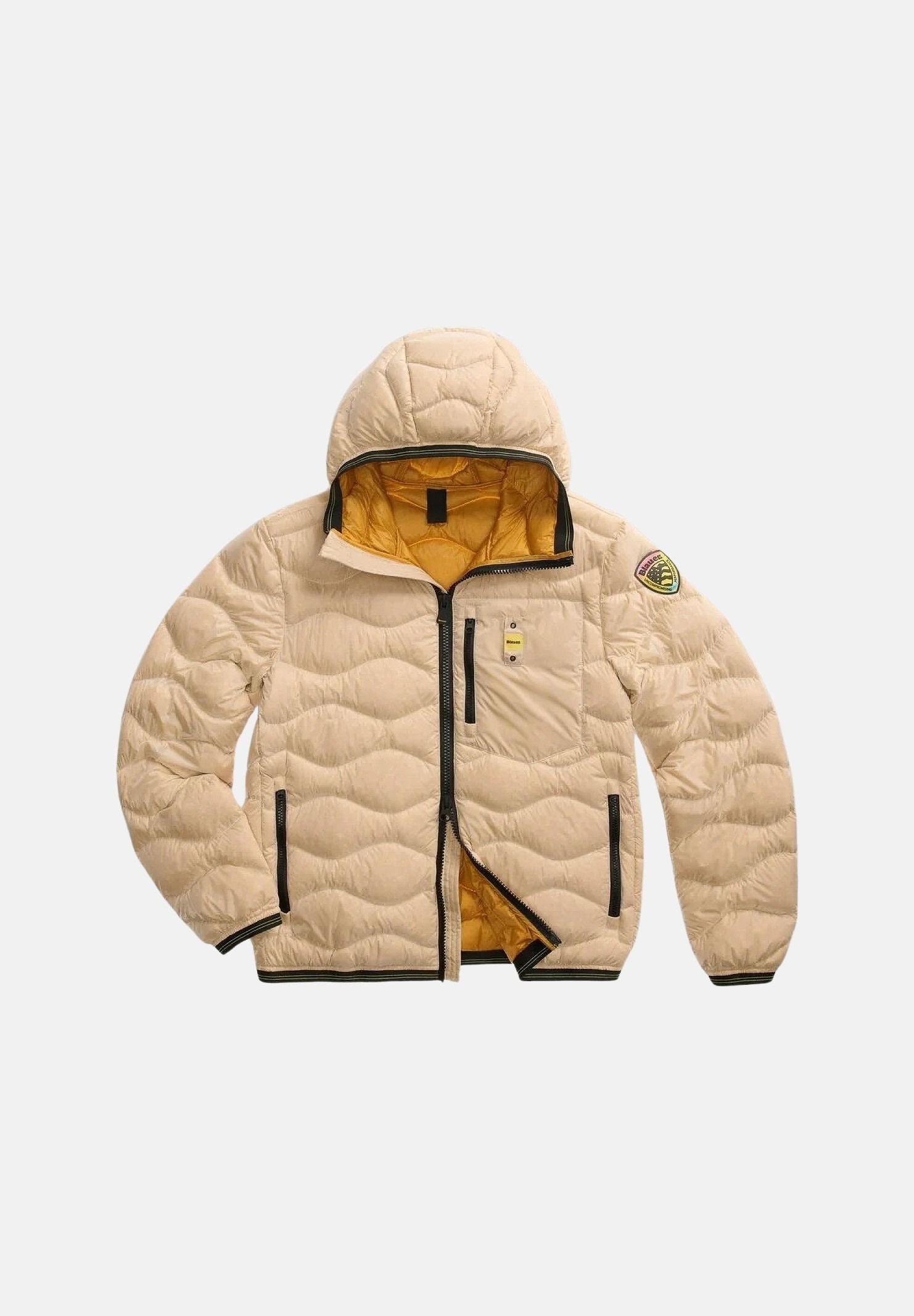 BLAUER Piumino WAVE COLORS DOWN Yellow 236 giallo sabbia chiaro da uomo in nylon micro rip semitrasparente, con imbottitura naturale in piuma d'anatra colorata, cappuccio fisso, zip frontale integrale, trapuntatura orizzontale a onde, tasche laterali 26WBLUC03186-007783 236 BLAUER 