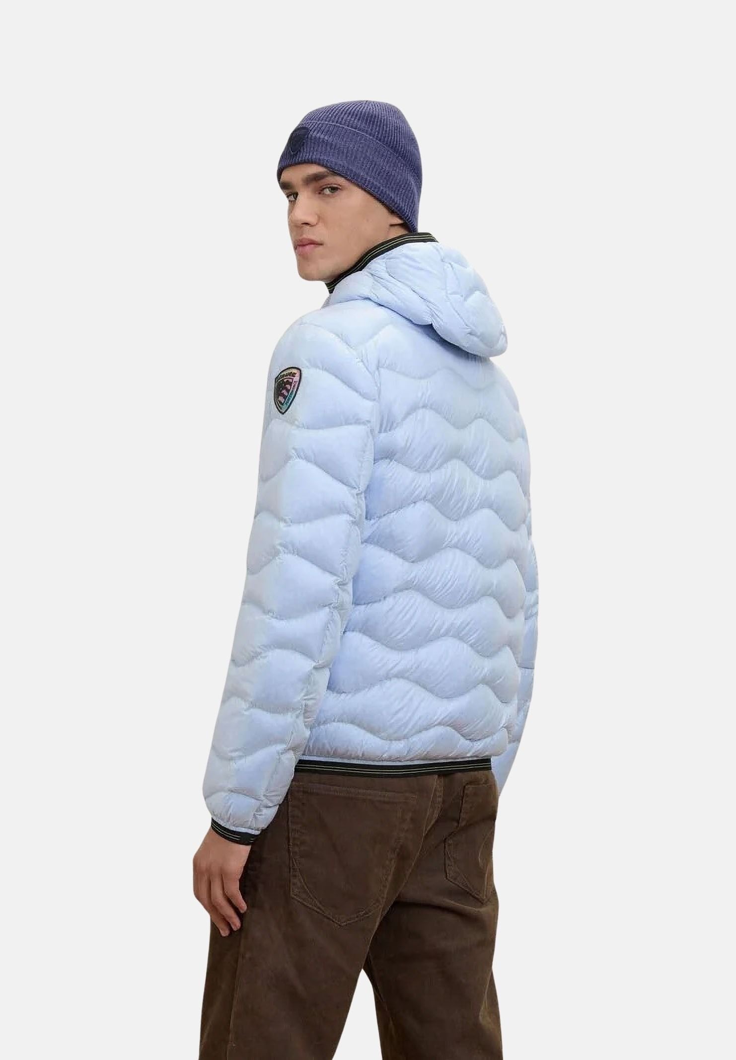 BLAUER Piumino corto WAVE COLORS DOWN Blue azzurro chiaro da uomo, in nylon semitrasparente con imbottitura in vera piuma d'anatra colorata, trapuntatura a onde orizzontali, cappuccio fisso e chiusura frontale con zip. 26WBLUC03186-007783 80G BLAUER 