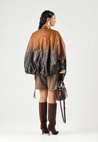 BOHEMIAN VI Giubbotto in eco-pelle sfumata marrone e nera per donna con ampi revers, linea over e tasche frontali. BCP01 UN BOHEMIAN VI 