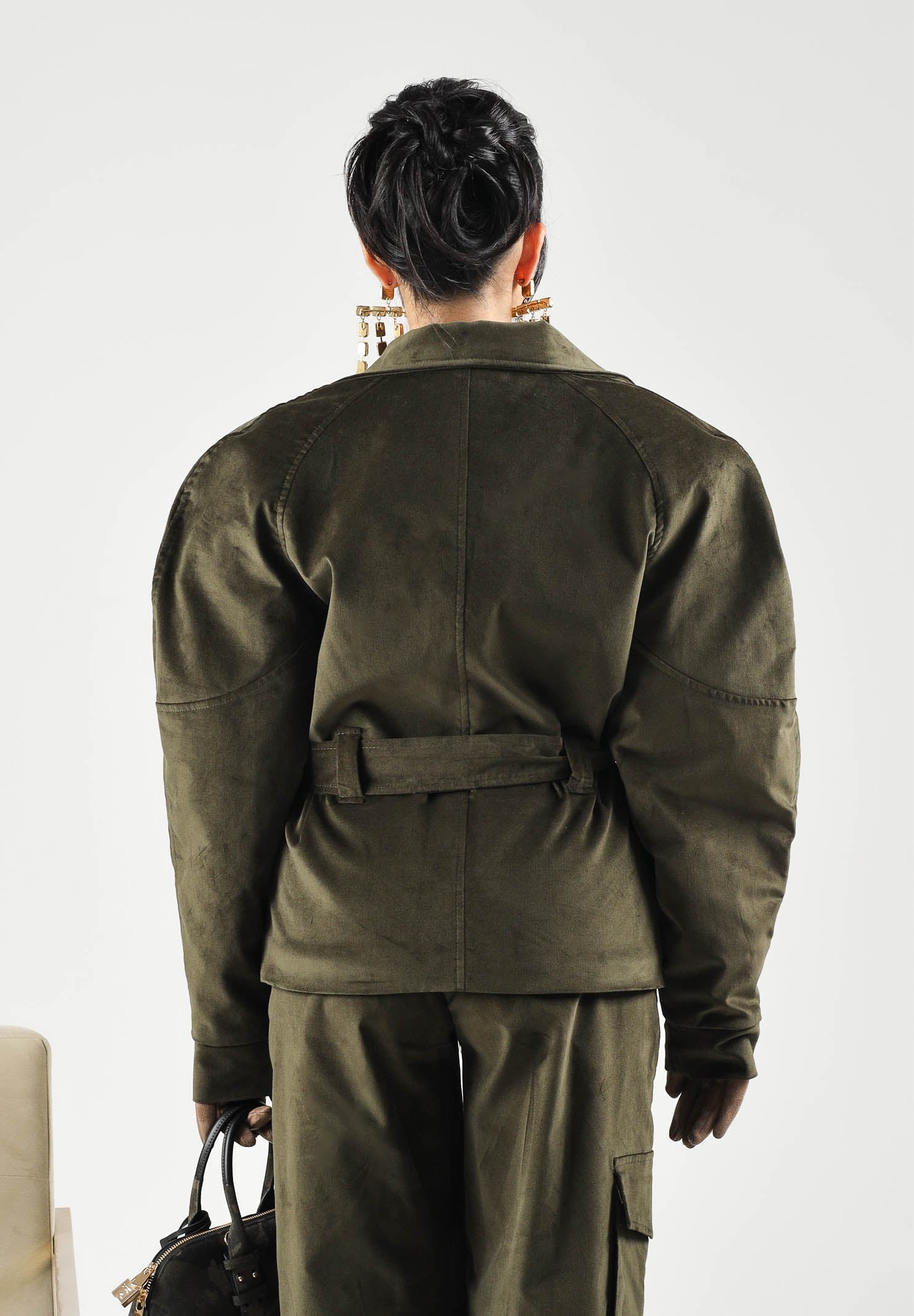 BOHEMIAN VI Giacca VELVETY Military verde militare da donna, effetto vellutato, spalline imbottite, revers a scialle e cintura coordinata da annodare in vita. BHGI020 MI BOHEMIAN VI 