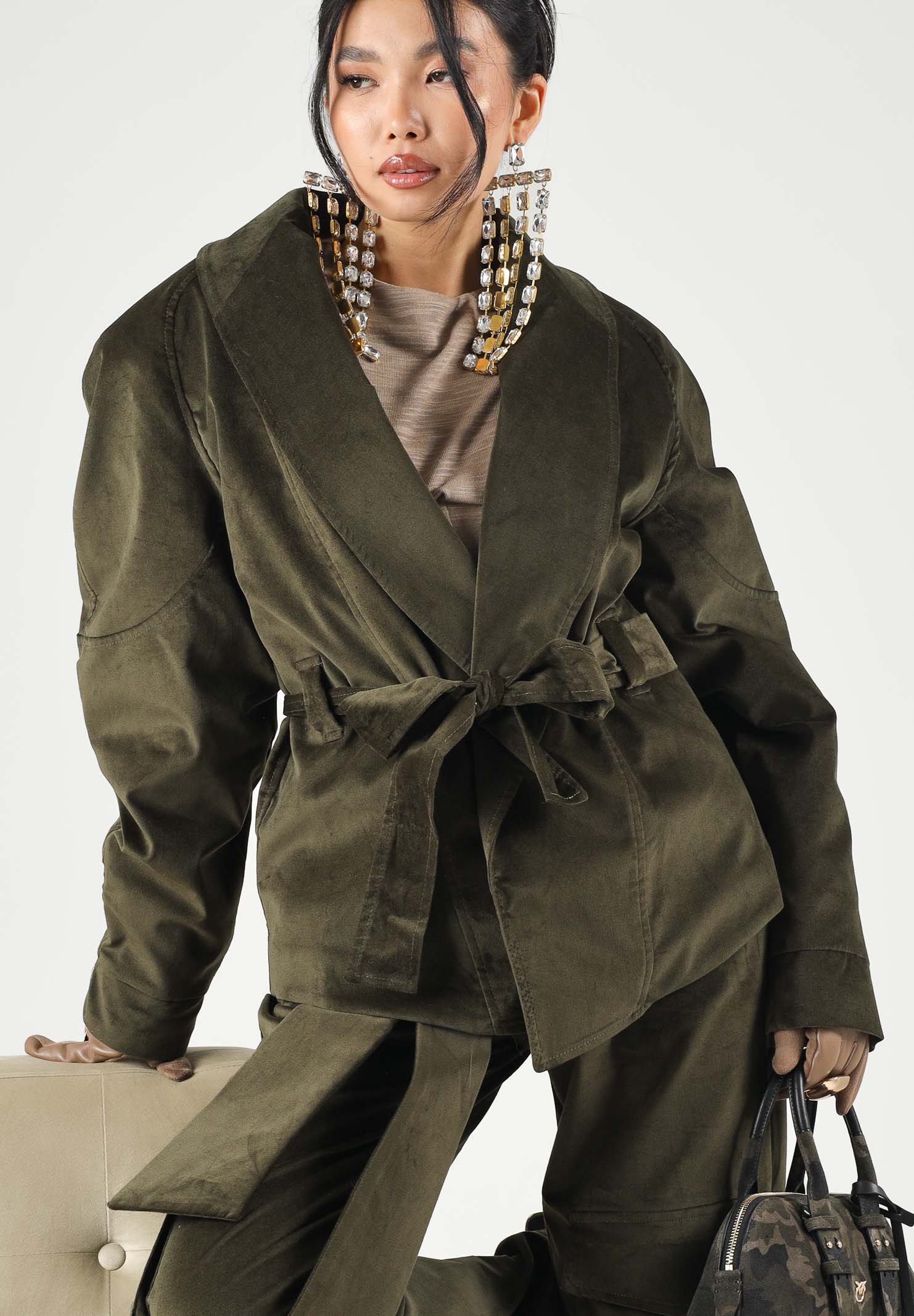 BOHEMIAN VI Giacca VELVETY Military verde militare da donna, effetto vellutato, spalline imbottite, revers a scialle e cintura coordinata da annodare in vita. BHGI020 MI BOHEMIAN VI 