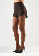 BOHEMIAN VI Shorts eleganti Brown marrone scuro da donna, con vita alta, linea sagomata, fondo svasato e piccola zip di chiusura sul retro. BHPA058 BR BOHEMIAN VI 